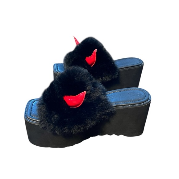Current Mood “Fight my Demon Devil Horn Slides” Faux Fur Platform Slides Size 9 - Picture 5 of 7